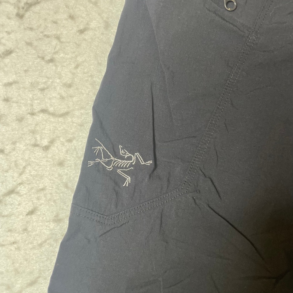 Arcteryx Womens Black Capris Hiking Pants Size 4 Zip Pockets Belted - Picture 3 of 10